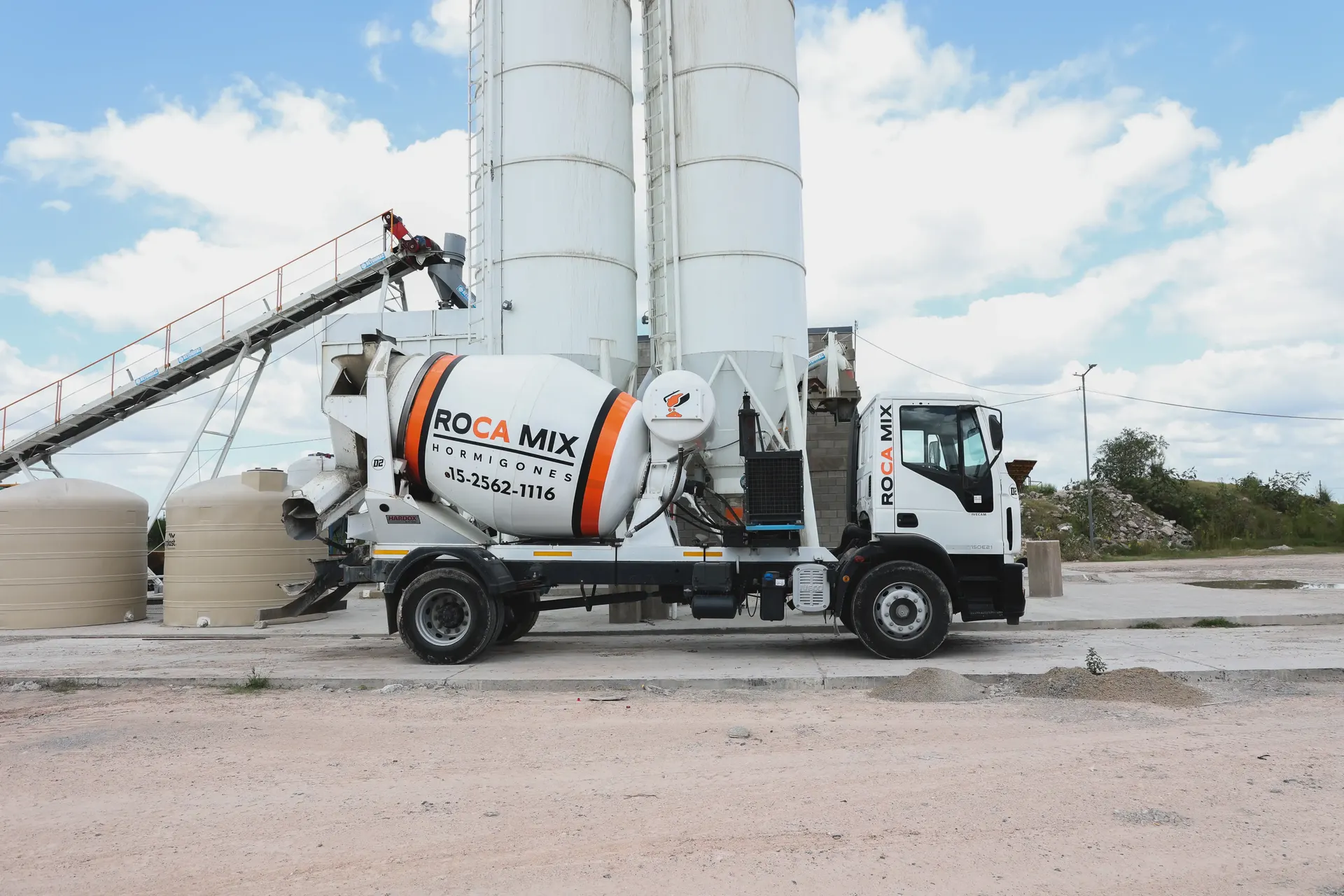 Mixer de Rocamix cargando en los silos de la planta